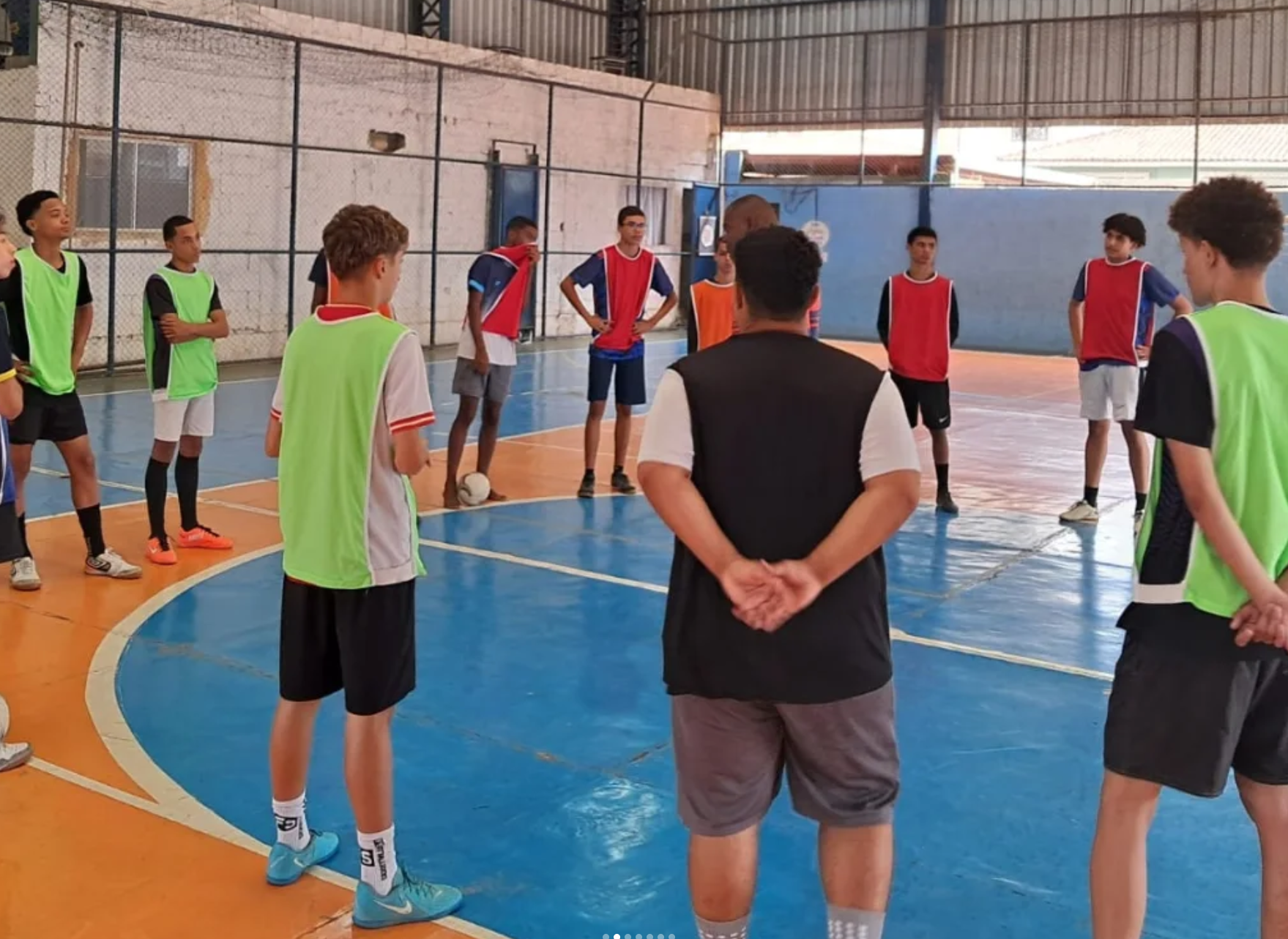 Adolescentes em treino do projeto Os Escolhidos